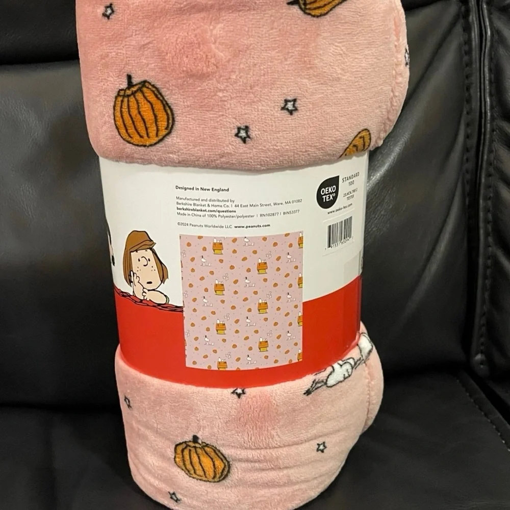 Peanuts Pumpkin Dog House Plush Throw - Snoopy Pumpkin Throw